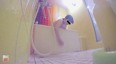 盗撮投稿 裸で風呂を洗う女2